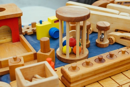 Pourquoi et comment intégrer les jouets en bois Montessori dans la vie quotidien